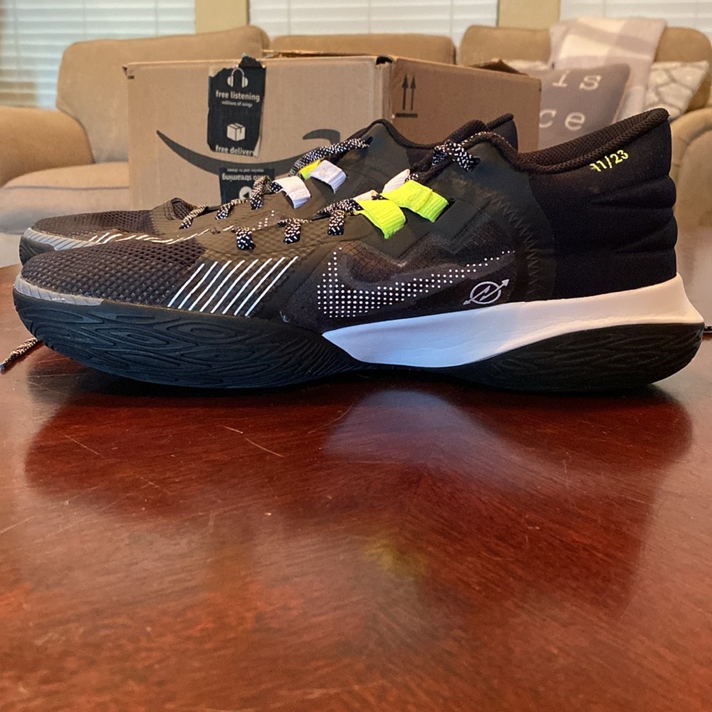 Nike Kyrie Flytrap V - image 4